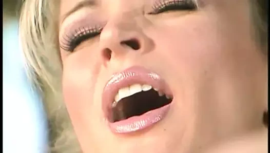 seksi lezbiyenler beceriksizlik dalış çimenlerin üzerinde