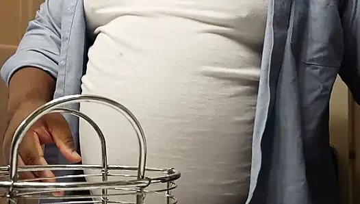 Tombul baba işe hazırlanırken mastürbasyon yapıyor