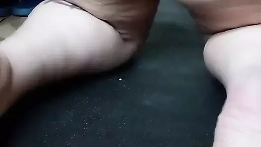 Şişman kız çıplak yoga yapıyor ve götünü ve amcığını gösteriyor