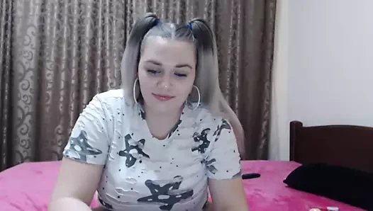 Tombul kız masturbates ona kedi üzerinde web kamerası