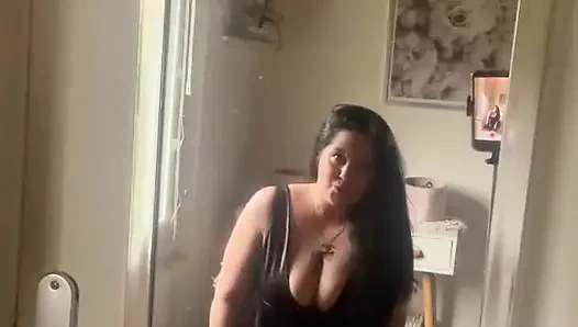 Aynadaki yansımanın önünde JOI