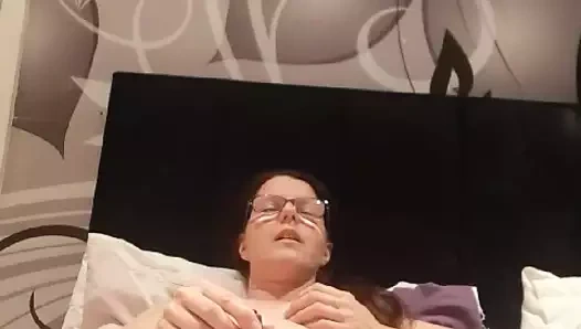 Üvey anne üvey oğluna ne kaçırdığını oynuyor ve gösteriyor