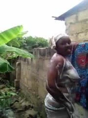 Afrika bebeğim alır bir duş