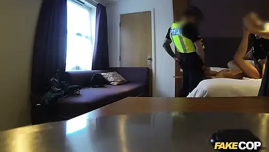 Fake cop - birkaç lezbiyenle bakış açısı üçlü seks