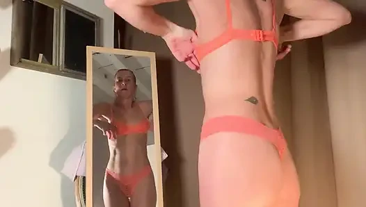 Aynanın yanında iç çamaşırı