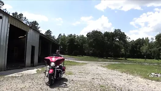 Motorcuların kulüp evine katılmak istedi