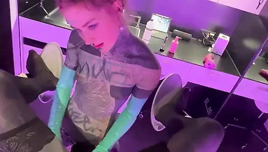 Dövmeli kız erkek arkadaşının götünü sikiyor - bağlı taşaklar ve derin parmaklama