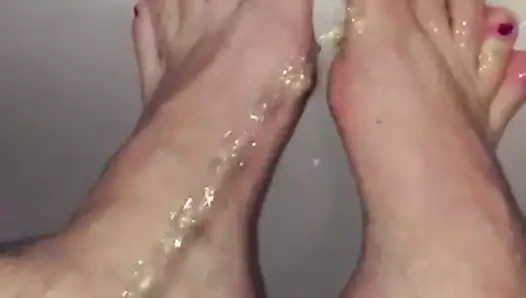 güzel çıplak ayaklar üzerinde pissing