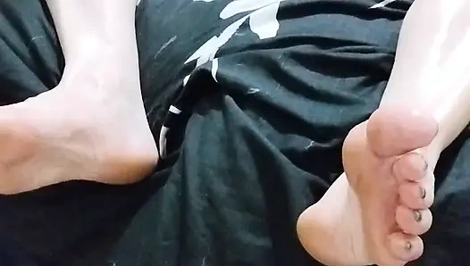 Ayaklarıma ve bacaklarıma yağla masaj yapıyor