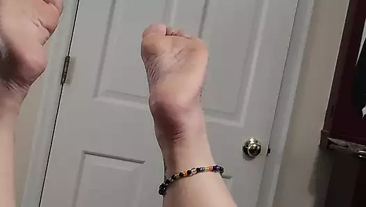 Bakış açısı orta yaşlı seksi kadın ayakları havadayken sakso çekiyor ve vibratörün tadını çıkarıyor.