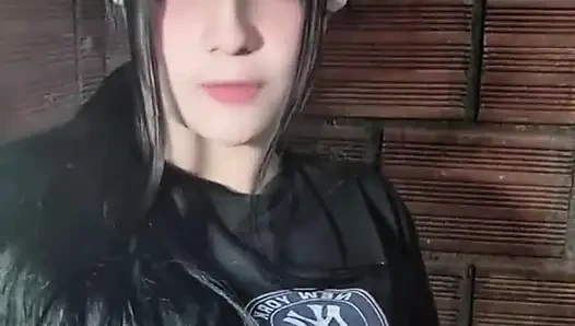 Genç büyük göğüslerini gösteriyor ve mastürbasyon yapıyor, çok zengin.