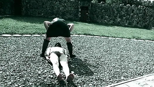 Ben yarağına işerken mastürbasyon yapmasına izin veriyorum - tuvalet köleliği kalesi açık havada