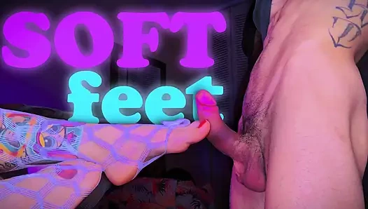 Ona bakılmayı seviyor, sonra ayaklarıyla bana mastürbasyon yapıyor