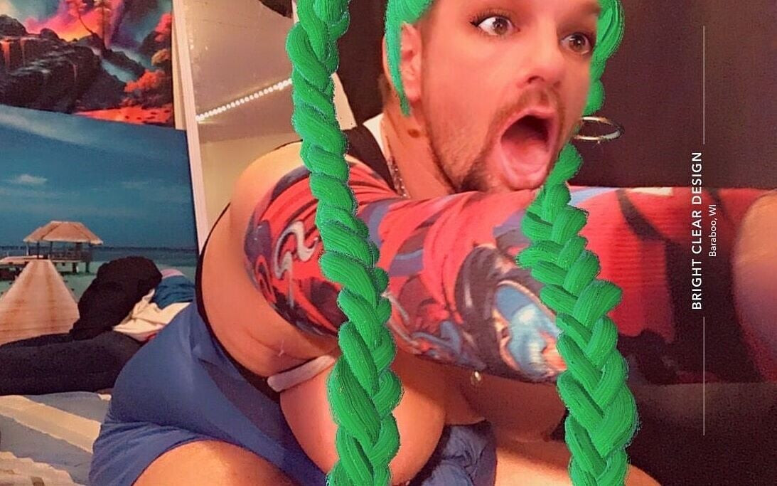 Kelepçeli göğüslü yeni seksi kadın