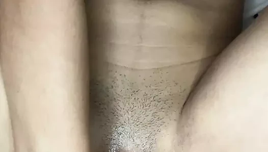 Küçük sıkı amcığıma parmağımı veriyorum, çok lezzetli, beni heyecanlandırıyor