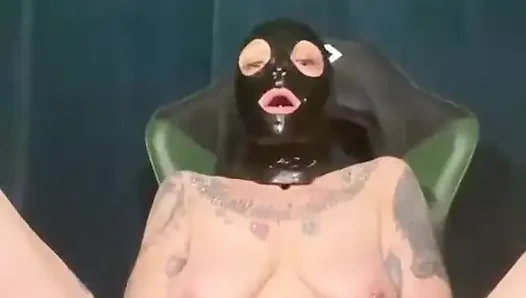 Yapay penisle maskeli oynuyor