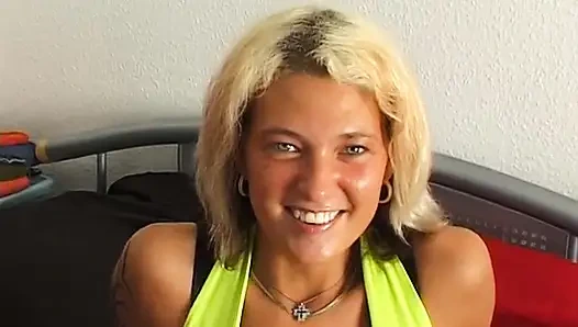 Küçük memeli sarışın fahişe oyuncu seçmelerinde amını parmaklıyor