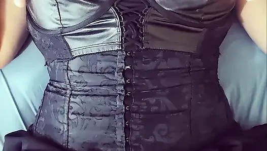 Gotik kız şu anda ateşli ve büyük göğüsleriyle oynamak istiyor