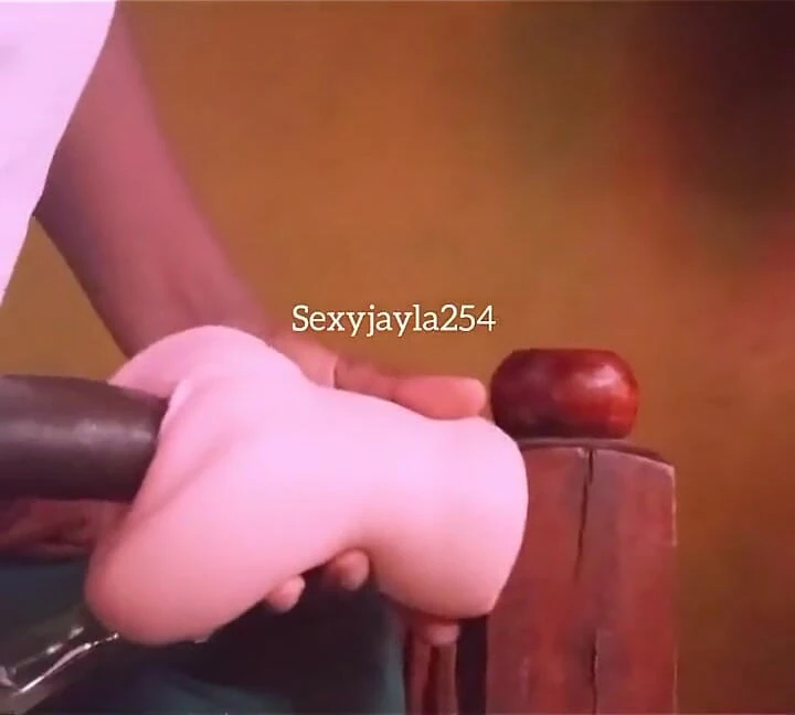 Azgın Afrikalı adam seks oyuncağını sikiyor ve birden fazla kez boşalıyor