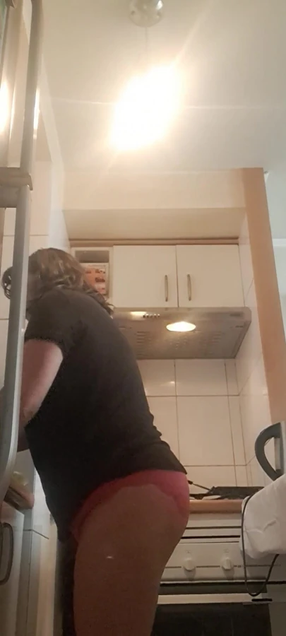 Orta yaşlı seksi kadın, mutfağı temizliyor