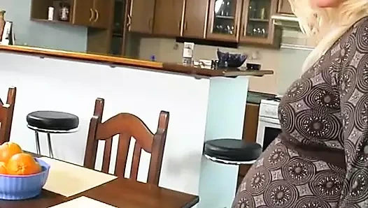 Büyük memeler ve meme uçları, hamile kız becerdin