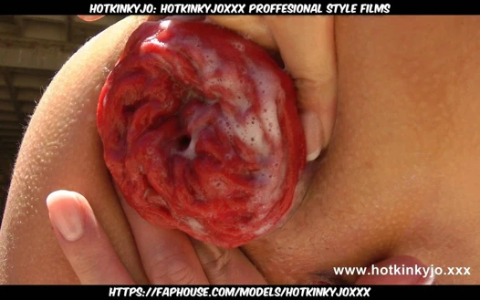 Hotkinkyjo summer brezee anal delikte, yumruk sokma ve açık havada sarkma