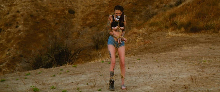 Köle mazoşist kayalık emerson bağlı ve güneşte sopalanmış