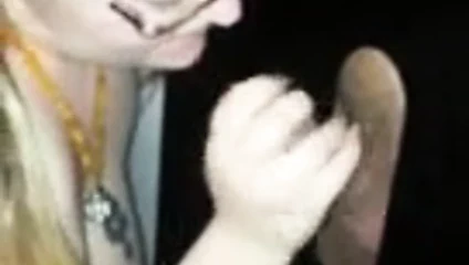 Oyuncağı zafer deliğinde sevin