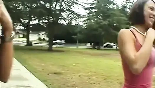 Çarpıcı sportif orta yaşlı seksi kadın büyük yarağı güzel bir genç kaltakla paylaşıyor