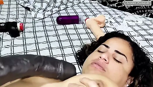 Vajinalarımıza lastik yarak sokmakla oynuyoruz, böylece ajan vajinamızdan çok fazla döl döküyor