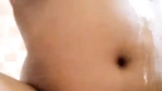 Genç bir kız köyde nasıl banyo yapıyor