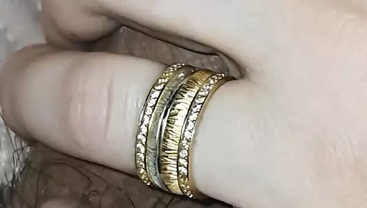 Üvey kız kardeş babasının cenazesi sonrası üvey erkek kardeşini sakinleştiriyor