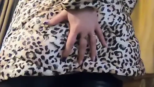 Mega orta yaşlı seksi kadın orta yaşlı seksi kadın kabarık cekete döl alıyor!