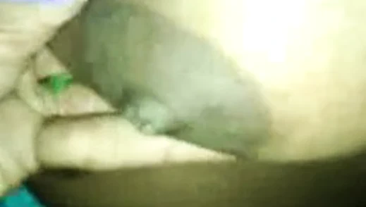 Saten silk saree maami hizmetçi göğüsleri gösteriyor