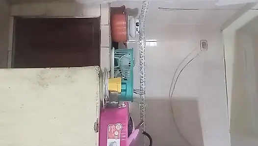 Mutfakta sikini hizmetçiye soktu