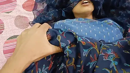 Hintli desi köylü kadın net Hintçe ses kaydıyla sikiliyor