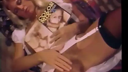 Şehvetli sarışın sıkı amcığını mutant siyah yarakla siktiriyor