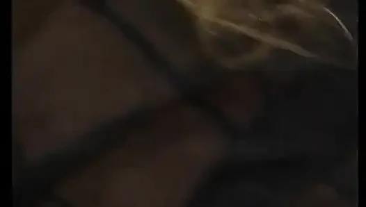 İki azgın erotik adam sarışın sürtüğü 1'de 2 sahneden sonra çifte sikiyor