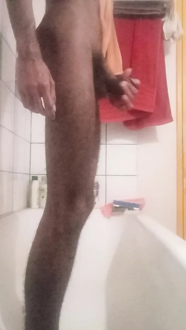 Jim mastürbasyon yapıyor ve büyük bir döl patlatıyor