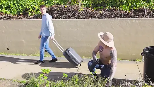 Komşunun ucubelerini parçalıyor