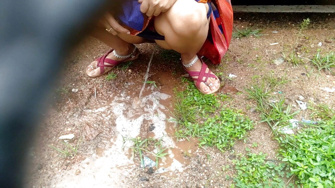 Lady Ko Car Ke Door Khol K Ghodi bana kar Choda or Moot Nikala