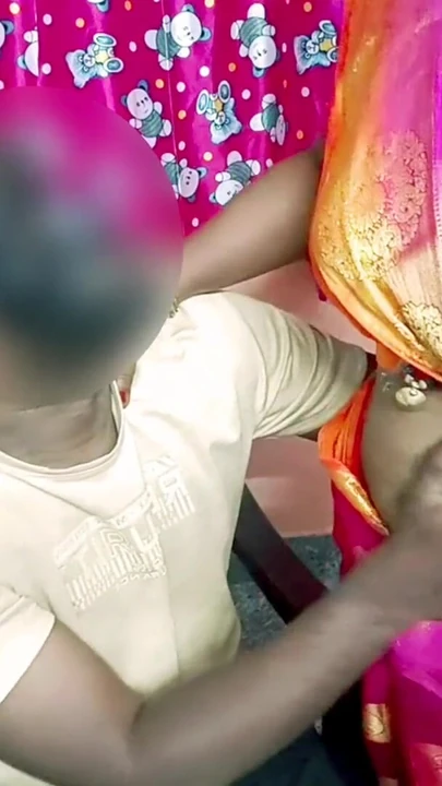 Ev hanımı mektuplarını memnun ediyor ve üvey oğlunun gecikmeli okul ücretleri için sikişmesine izin veriyor.- inleyerek tamil net ses | Klip 1