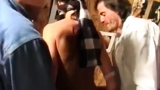 Birkaç Parisli bir göt filminin önünde sikişiyor.