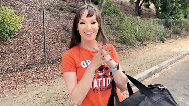 Muhteşem ve becerikli orta yaşlı seksi kadın Lexi Luna her türlü pozisyonda PornDude'un sert yarağını alıyor