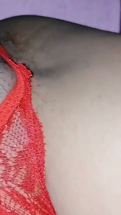 Sürücüsüyle seks yapan Hintli Mallu ünlü, dışarıya boşalırken ve mastürbasyon yaparken devasa memelerini sergiledi | Clip 2