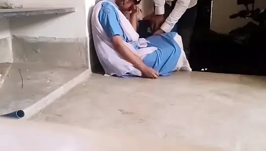 Arkadaşının kız arkadaşını onu destekliyormuş gibi yaparak sikiyor