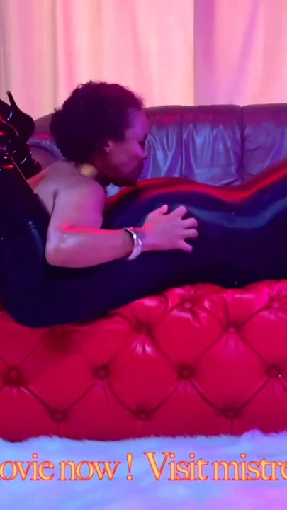 Dominatrix sahibe April - tutkulu bir köle öpücüğü | Klip 1