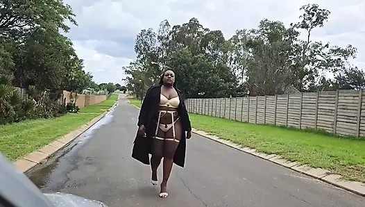 Orta yaşlı seksi kadın domalarak sikiliyor