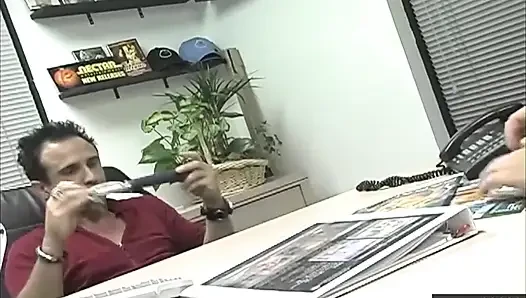 Sarışın orta yaşlı seksi kadın kanepede vibratörle mastürbasyon yapıyor
