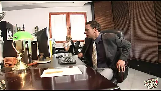 sarışın sekreteri işten sonra mastürbasyon yaparken yakalamak ofiste azgın anal sekse yol açıyor